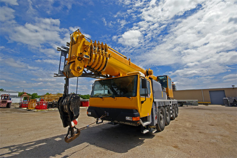 How to overcome challenges in the crane hire industry with crane hire software solutions