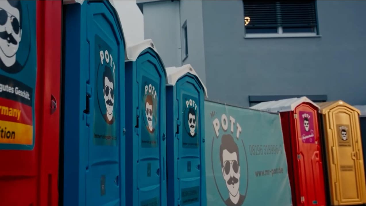 Eine Reihe von mobilen Toiletten